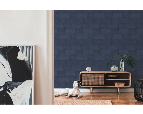 Woonkamer met stenen wandbekleding, dressoir en hond