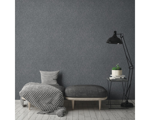 Kamerdecoratie met behang met patroon, zitgelegenheid en vloerlamp