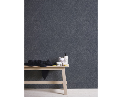 Scene met behang met patroon, een houten bankje en badkamerbenodigdheden voor een badkamerontwerp.