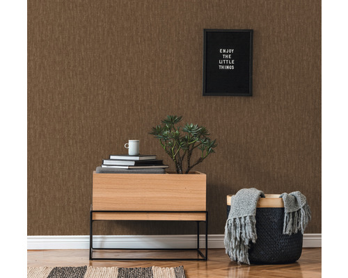 Decoratief interieur met bruin vinylbehang, houten tafel, plant, boeken en mand