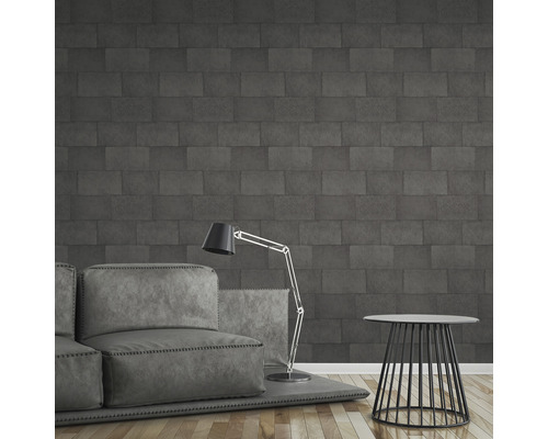 Woonkamer met bank, vloerlamp en muur in baksteenlook