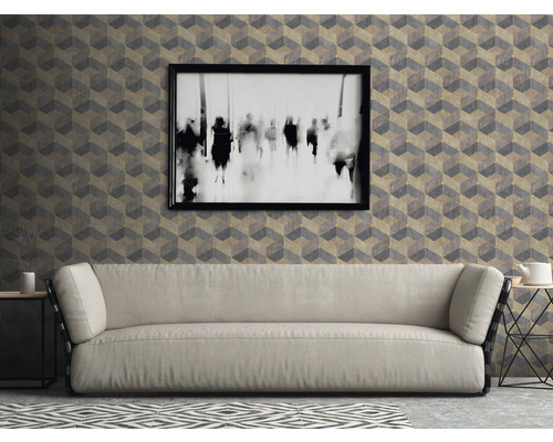 Woonkamer met sofa voor een muur met grafisch behang