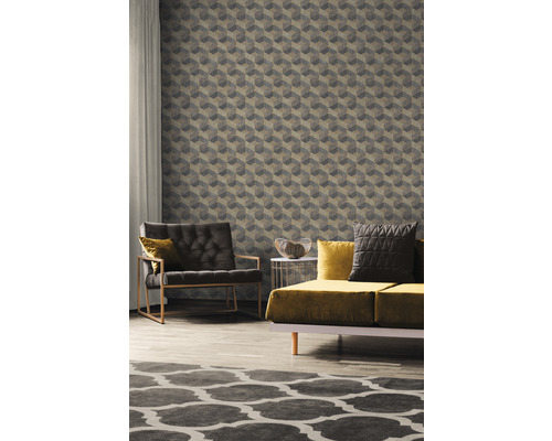 Woonkamer met fauteuil, bank en geometrisch behang