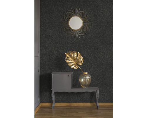 Decoratieve kamer met donker patroonbehang, spiegel, tafel, kast en vaas