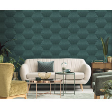 Woonkamer met bank, fauteuil en wandbekleding met geometrisch patroon