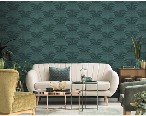 Woonkamer met bank, fauteuil en wandbekleding met geometrisch patroon