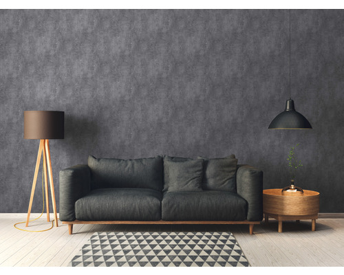 Woonkamer met bank, staande lamp, hanglamp en bijzettafel