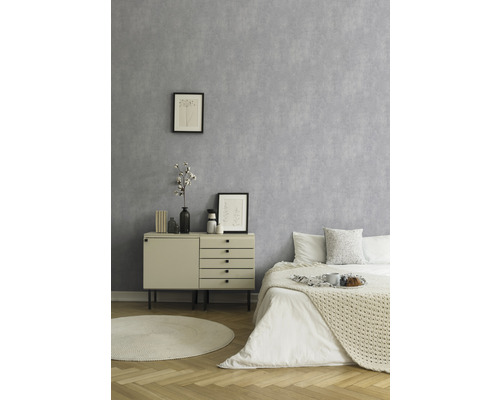 Lichte slaapkamer met grijs behang, commode en bed