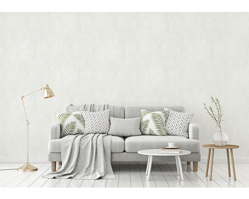 Woonkamer met bank, kussens, lamp en tafel