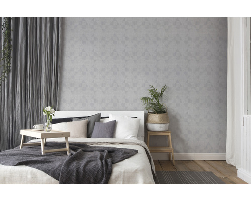 Lichte slaapkamer met bed, nachtkastje en geometrisch behang