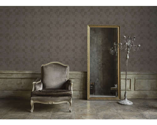Kamerzicht met patroonbehang, fauteuil, spiegel en kandelaar