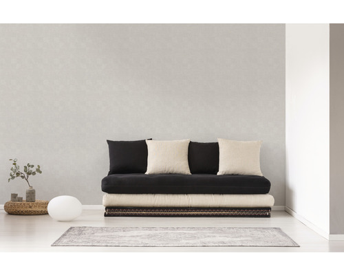 Lichte kamer met futonbed, kussens en vloerkleed