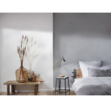 Slaapkamer met bed, nachtkastlamp en decoratie