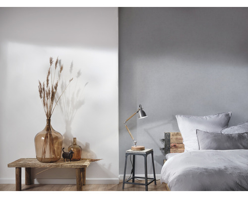 Slaapkamer met bed, nachtkastlamp en decoratie