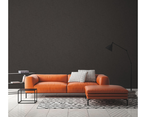 Woonkamer met bank, hocker, tapijt en vloerlamp