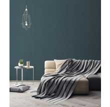 Woonkamer met bank, deken, tafel en hanglamp voor een gezellige sfeer