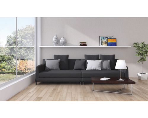 Woonkamer met bank, salontafel en decoratie