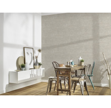 Eetkamer met eettafel, stoelen, wandplank en structuurbehang.