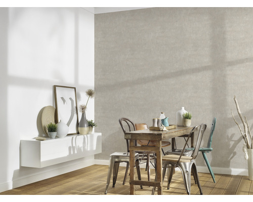 Eetkamer met eettafel, stoelen, wandplank en structuurbehang.