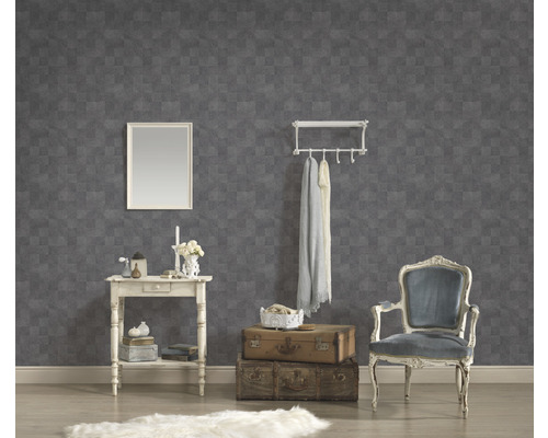 Klassiek ingerichte kamer met grijs gemustereerd behang, spiegel, tafel, kapstok, stoel en koffers