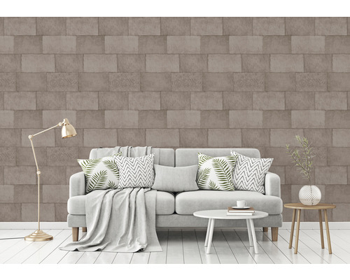 Woonkamer met bank, tafel en behang met steeneffect