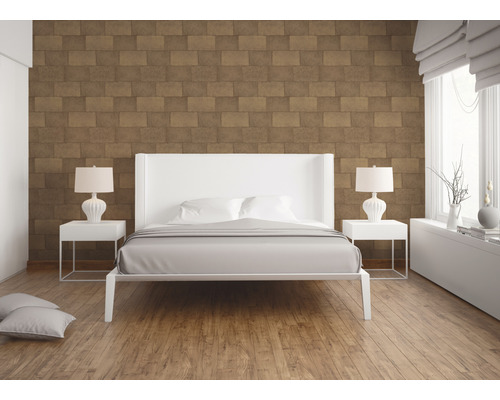 Slaapkamer met bed, nachtkastjes en behang met patroon