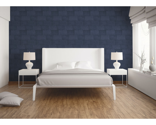 Slaapkamer met bed, nachtkastjes en wandbekleding in steenlook