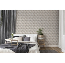 Slaapkamer met geometrisch behang, bed en decoraties.