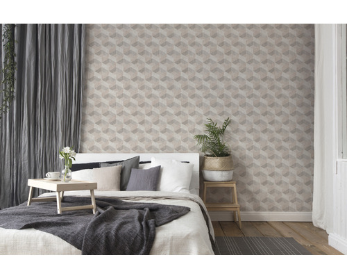 Slaapkamer met geometrisch behang, bed en decoraties.