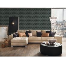 Woonkamer met hoekbank, gestoffeerde hocker, kast en patroonbehang voor een stijlvol interieur