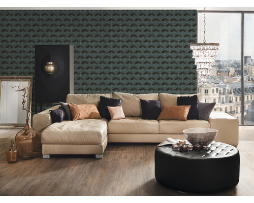 Woonkamer met hoekbank, gestoffeerde hocker, kast en patroonbehang voor een stijlvol interieur