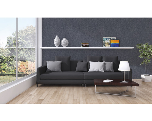 Woonkamer met bank, tafel, plank en decoratie