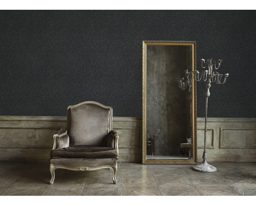 Decoratief interieur met stoel, spiegel en patroonbehang