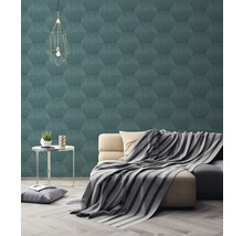 Woonkamer met bank en behang met patroon