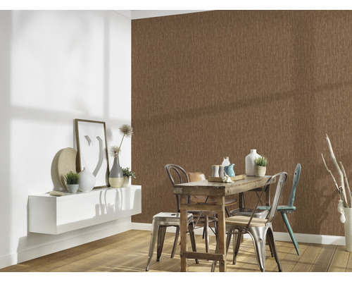 Eetkamer met bruin textielbehang, houten tafel en witte wandplank voor een huiselijke sfeer