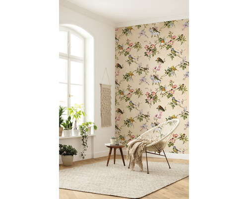 Lichte kamer met bloemenbehang, ronde stoel en kamerplanten