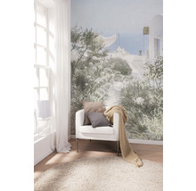 Woonkamer met fotobehang, fauteuil, kussens, sprei en vloerkleed voor een heldere en vriendelijke sfeer.
