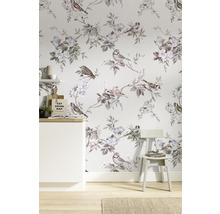 Kamer met behang met vogel- en bloemmotief, een witte kast en een stoel.