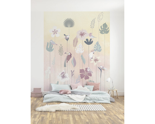 Slaapkamer met fotobehang met bloemmotief en vogelmotieven.