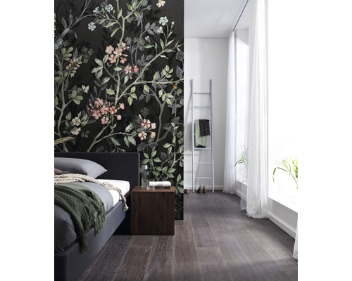 Slaapkamer met bloemenbehang, bed, houten vloer en ladder
