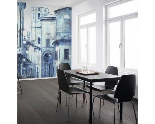 Lichte ruimte met fotobehang, eettafel met stoelen en twee ramen