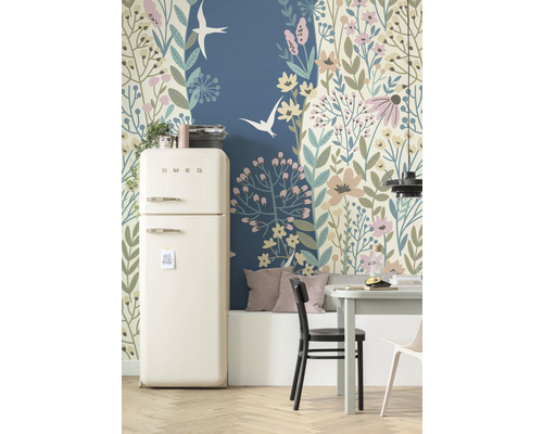 Keuken met Smeg koelkast en bloemenbehang