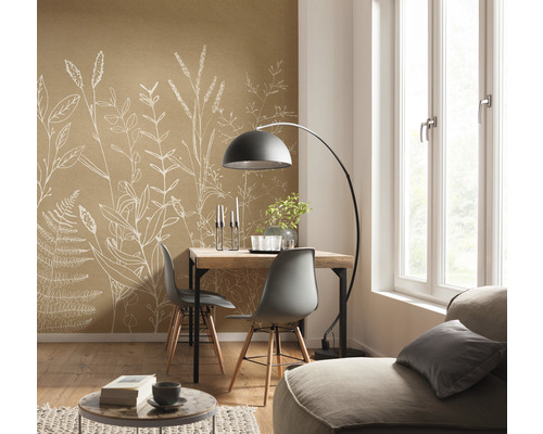 Lichte ruimte met eettafel, stoelen, vloerlamp en bruin behang met plantmotieven