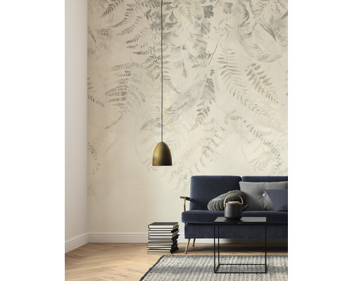 Woonkamer met fotobehang met plantmotieven, bank, tafel en lamp