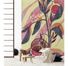 Woonkamer met patroonbehang, fauteuil en bijzettafel
