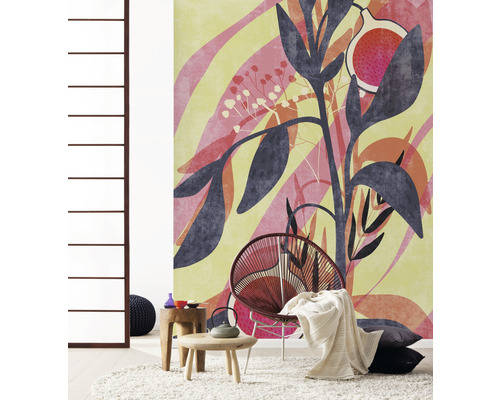 Woonkamer met patroonbehang, fauteuil en bijzettafel