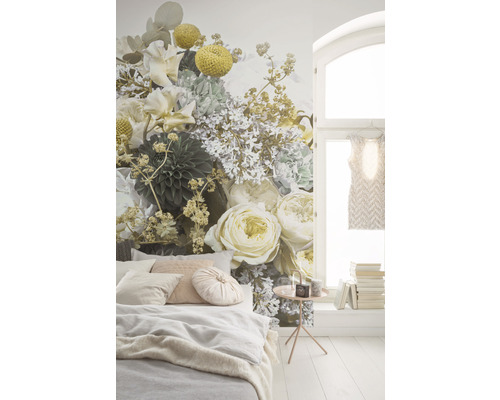 Slaapkamer met fotobehang met bloemmotief, bed en bijzettafel.