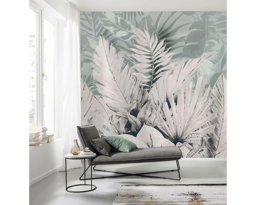 Lichte woonkamer met bloemenfotobehang, bank en bijzettafel.