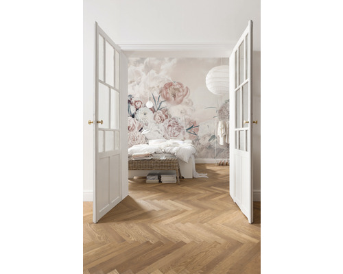 Slaapkamer met bloemmotiefbehang en open deur