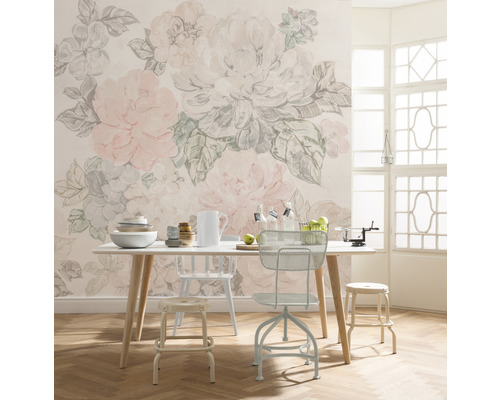 Eetkamer met tafel, stoelen en behang met bloemmotief